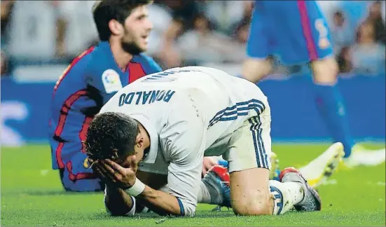  ?? GONZALO ARROYO MORENO / GETTY ?? Cristiano Ronaldo lamentant la derrota del Madrid ahir a la nit al Bernabeu