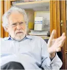  ?? Foto: APA/Techt ?? Anton Zeilinger startet Experiment mit Quantensat­ellit.