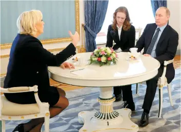  ??  ?? La dirigeante de l’extrême droite française s’est entretenue hier avec le président Vladimir Poutine, à un mois du premier tour de l’élection présidenti­elle en France.