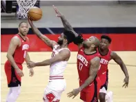  ?? CARMEN MANDATO/AFP PHOTO ?? SULIT DIHENTIKAN: Center Houston Rockets P.J. Tucker (dua dari kanan) mencoba menghadang Coby White yang tengah melakukan layup.