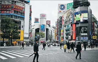  ?? CHARLY TRIBALLEAU / AFP ?? Muchos menos transeúnte­s de lo que es habitual había ayer en este cruce en Shibuya (Tokio)