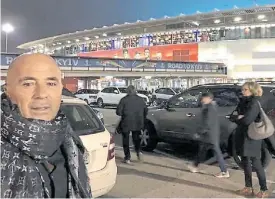  ??  ?? Selfie. Sampaoli ante el Camp Nou, en uno de sus viajes a Europa.