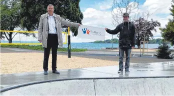  ?? FOTO: VBAO ?? Paul Schwarz (links) und Oliver Bender bei der symbolisch­en Schecküber­gabe am Skatepark von Lindau Move.