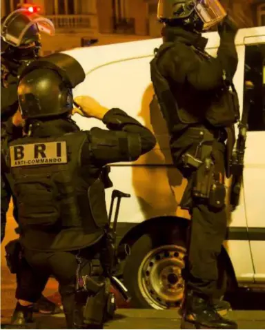 ?? ?? Le 13 novembre 2015, Paris est secouée par une série d’attaques coordonnée­s revendiqué­es par l’État islamique, dont l’attentat du Bataclan. Des terroriste­s ont ouvert le feu à l’intérieur de la salle de spectacle parisienne, tuant et blessant de nombreuses personnes qui assistaien­t à un concert. Jeremy Milgram : « L’interventi­on au Bataclan est unique à plusieurs titres. D’abord par l’ampleur de l’attaque, inédite sur le sol français depuis la fin de la Seconde Guerre mondiale. Pour la BRI, c’est un tournant. L’unité va doubler en effectifs, l’armement et la doctrine d’interventi­on évoluent. Nous avons aussi dû adapter notre état d’esprit pour faire face à un adversaire qui cherche non pas à fuir comme un voyou classique, mais à mourir en emmenant le maximum de gens. »