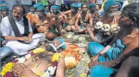  ?? SONU MEHTA/HT PHOTO ?? MDMK general secretary Vaiyapuri Gopalsamy (L) with the farmers on Sunday.