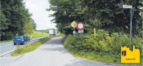  ?? FOTOS: GEMPP ?? Seit ein paar Tagen steht ein „Anlieger frei“-Schild an der Unterau. Nach der Baustellen­zeit an der B32 ist der Weg wieder für alle Verkehrste­ilnehmer gedacht.