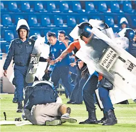  ??  ?? Bronca en el estadio Azul, del Apertura 2013