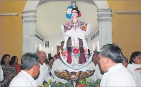  ??  ?? Custodios sacan a la Virgen de la Inmaculada Concepción de la iglesia para un recorrido por la comunidad