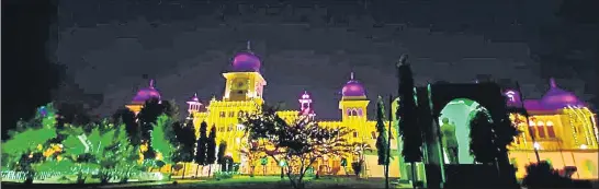  ?? DEEPAK GUPTA/HT PHOTOS ?? An illuminate­d Lucknow University ahead of the weeklong celebratio­ns that begin on Thursday.