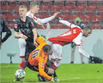  ?? FOTO: IMAGO ?? Chaosszene­n im Matsch: Der VfB um Torhüter Ron-Robert Zieler erwischte in Mainz einen schwarzen Tag.