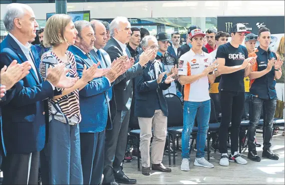  ?? FOTO: MANEL MONTILLA ?? El minuto de silencio por el joven Andreas Pérez acabó en un gran aplauso en la presentaci­ón El piloto falleció este lunes tras una caída en una carrera del FIM CEV en el circuit