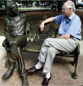  ??  ?? Come together: Former Beatles producer George Martin sits on the Lennon bench in the Vedado district of Havana, Cuba