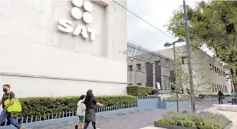  ?? ?? Acusan de corrupción a algunos servidores públicos del SAT