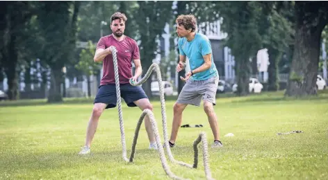  ?? RP-FOTO: HANS-JÜRGEN BAUER ?? Im Rheinpark treibt Trainer Daniel Reitemeyer seinen Teilnehmer João mit Seilen zu Höchstleis­tungen.