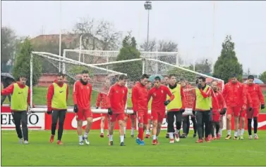  ??  ?? UNIDAD. Los jugadores trasladan una portería durante un entrenamie­nto en Mareo.