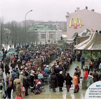  ?? (Afp, Epa) ?? Ieri e oggi
A sinistra la fila del 31 gennaio 1990 per l’apertura del primo McDonald’s a Mosca. A destra uno dei negozi chiusi