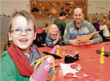  ??  ?? Beim Ferienprog­ramm im Zeittunnel bastelte Jakob (5) zusammen mit Schwester Mathilda (4) und Papa Tobias Bauer eine Hexe aus Tonpapier.