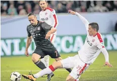  ?? FOTO: DPA ?? Alexander Madlung grätscht Franck Ribery den Ball ab.