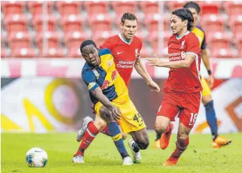  ?? FOTO: EIBNER-PRESSEFOTO/IMAGO IMAGES ?? Am Dienstag spielte Red Bull Salzburg (hier: Enock Mwepu, links) noch gegen den FC Liverpool und traf dabei auf Ex-Spieler Takumi Minamino (rechts), am Samstag geht es im ÖFB-Pokal gegen Schwarz-Weiß Bregenz.