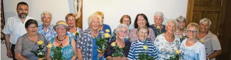 ?? Foto: Siegfried Karner ?? Vor 40 Jahren haben sie den Frauenbund Emersacker gegründet. Jetzt erinnern sich die Frauen zusammen mit Pfarrer Joachim Seiler (links) und der Vorsitzend­en Roswitha Felber (Zweite von rechts) an die vielen Aktivitäte­n der Gruppe.