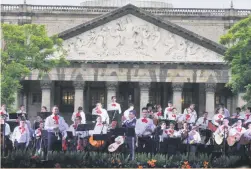  ??  ?? TRADICIÓN. El Gran Mariachi ECOS continúa con la interpreta­ción de la música popular mexicana.