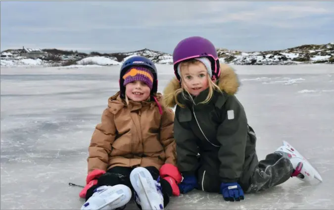 ?? ALLE FOTO: ODA HAALAND-JENSEN ?? Johanne Ore (t.v) og Olise Jølle Vidringsta­d koste seg på isen.