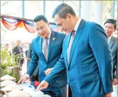  ?? STPM ?? Agricultur­e minister Dith Tina (left) presents several rice varieties to Prime Minister Hun Manet on January 30.