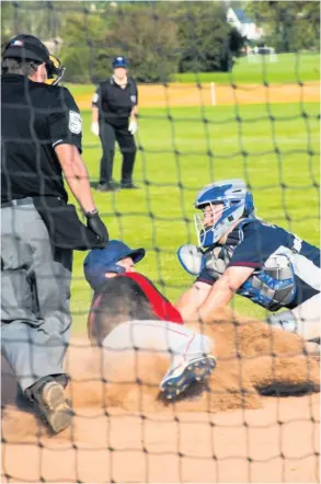  ??  ?? Rebeldes third baseman Aaron Thomas is tagged out at home by Bucks catcher Dillon Stambaugh