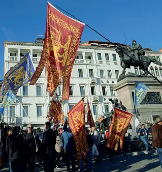  ??  ?? San Zaccaria
Un gruppo di venetisti ieri in piazza per la ricorrenza dei 150 del Plebiscito che sancì l’annessione del Veneto all’Itali a(Vision)