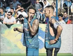  ?? FOTO: P. MURIEL ?? Neymar y Gabriel Jesus preparan una jugada Su gran amigo del City