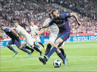  ?? FOTOS: PEP MORATA ?? Jordi Alba tiró un bonito taconazo para asistir a Messi y tras el gol del argentino ambos celebraron el éxito de su conexión que ya se produjo en la final de 2016 en el Calderón