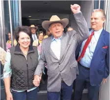  ?? K.M. CANNON/LAS VEGAS REVIEW-JOURNAL ?? Cliven Bundy leaves federal court with his wife Carol Monday in Las Vegas after a judge dismissed criminal charges against him and his sons, accused of leading a 2014 armed uprising against authoritie­s.