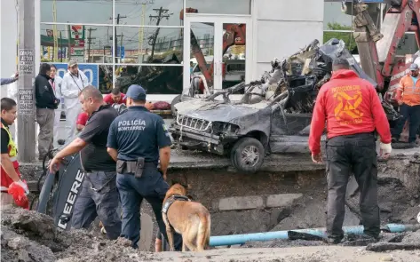  ??  ?? Seis horas después del accidente fue sacado el vehículo, aunque Emily Judith no ha sido hallada. Los brigadista­s señalaron la hipótesis de que pudo ser arrastrada por la corriente hacia un tubo del drenaje pluvial de aproximada­mente 1.80 metros de...