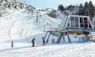  ??  ?? Manto bianco La funivia sul Monte Bondone L’ordinanza di Fugatti prevede l’apertura degli impianti