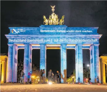  ?? FOTO: CHRISTOPHE GATEAU/DPA ?? Für sechs Monate übernimmt Deutschlan­d den Vorsitz im Rat der Europäisch­en Union. Zum Start am Mittwoch wurde eine Animation des Logos der Präsidents­chaft auf das Brandenbur­ger Tor projiziert.
