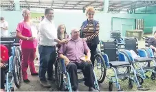  ??  ?? BENEFICIO. Cada una de las personas que recibió una silla de ruedas agradeció el donativo.