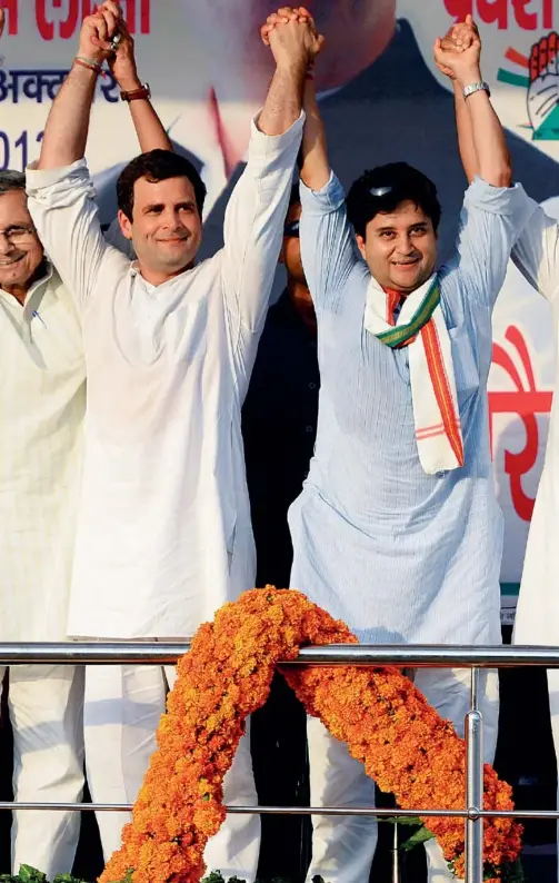  ??  ?? RAHUL GANDHI AND (RIGHT) JYOTIRADIT­YA SCINDIA AT A RALLY IN GWALIOR