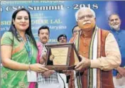  ??  ?? Haryana CM Manohar Lal Khattar honouring Jhajjar administra­tion at the Haryana CSR Summit2018 in Gurugram on Monday. HT PHOTO