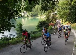  ??  ?? Une centaine de cyclistes ont pris le départ de cette cyclo pour grimpeurs.