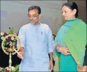  ?? ANIL DAYAL/HT ?? Union minister of state for human resource developmen­t Upendra Kushwaha lighting the ceremonial lamp along with Punjab education minister Aruna Chaudhary during a conference in Chandigarh on Thursday.