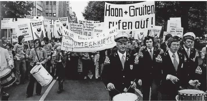  ?? FOTOS: STADTARCHI­V HAAN ?? 10.000 Haaner und Gruitener demonstrie­rten am 24. Mai 1974 in Düsseldorf gegen die Pläne der kommunalen Neuordnung; Haan sollte zu Solingen, Gruiten zu Wuppertal.