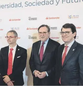  ??  ?? Ricardo Rivero, rector de la Universida­d de Salamanca; Matías Rodríguez Inciarte, presidente de Santander Universida­des, y Alfonso Fernández Mañueco, alcalde de Salamanca, en la presentaci­ón del Encuentro de Rectores Universia.