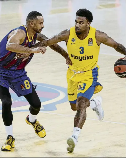  ?? FOTO: EFE ?? Chris Jones intenta superar la defensa de Adam Hanga en el duelo de esta temporada en el Palau entre Barça y Maccabi