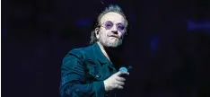  ?? Foto: Paul Zinken, dpa ?? Bono, Frontmann der irischen Rockband U2, hat nach einigen Liedern seine Stimme „komplett“verloren. Seine Bandkolleg­en und Fans sind besorgt.