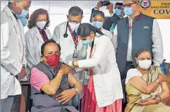  ?? AMAL KS/HT PHOTO ?? Union health minister Harsh Vardhan and his wife Nutan Goel getting a dose of a Covid-19 vaccine at the Delhi Heart and Lung Institute in New Delhi on Tuesday.