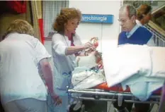  ?? Foto: Dieter Roosen, dpa ?? Schäuble wird auf die Intensivst­ation der Universitä­tsklinik in Freiburg verlegt, die Ärzte ringen um sein Leben.