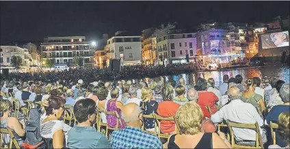  ?? FOTOS: PB L’ESCALA ?? La ‘Cantada d’Havaneres’ en L’Escala tuvo un enorme seguimient­o, con más de 10.000 personas en la localidad de la Costa Brava