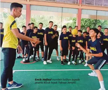  ??  ?? Encik Hafizul memberi latihan kepada peserta Klinik Sepak Takraw Jempol.