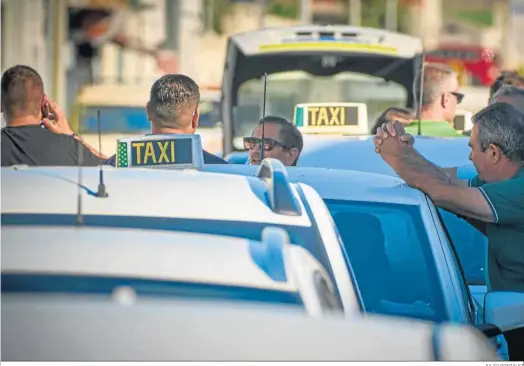  ?? JULIO GONZÁLEZ ?? Taxistas gaditanos protestan contra la próxima norma andaluza que reglulará los VTC.