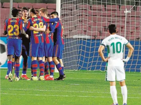  ?? EFE ?? El ilicitano Pere Milla observa la celebració­n del primer gol del Barcelona, marcado por Messi